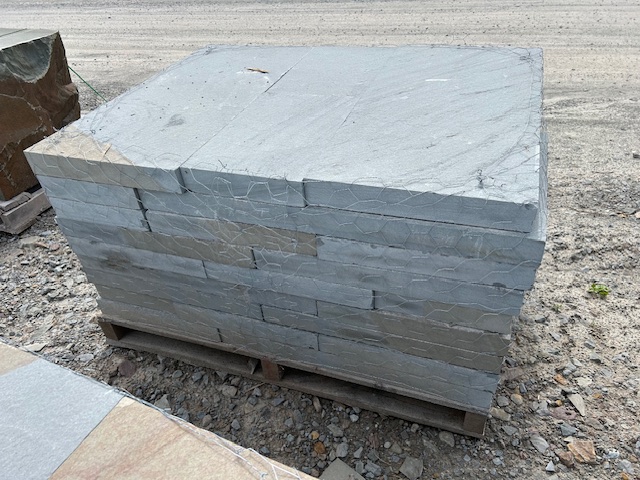 Lot 21: 3 pallets 2.5" Driveway Pavers